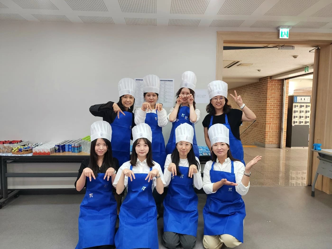 파란 앞치마와 셰프 모자를 쓴 운영진